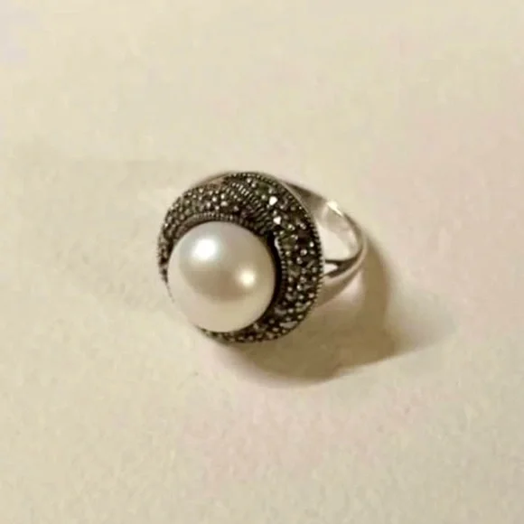 Rare and Elegant Sterling Silver Mabe Pearl and Marcasite Pearl Ring. Size 7 - Picture 3 of 4